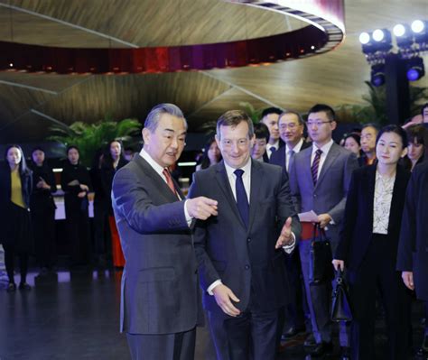 Wang Yi Asiste a Recepción para Celebrar 60 º Aniversario de