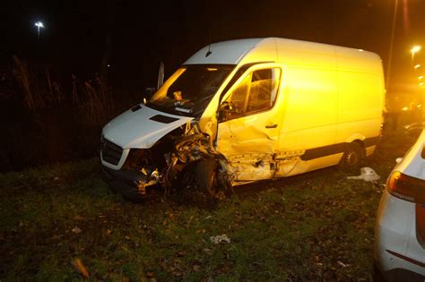 Twee Gewonden En Flinke Schade Bij Botsing Tussen Twee Autos In Drunen