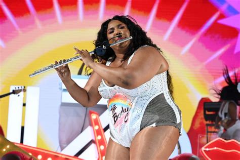 Lizzo Plays James Madison S Year Old Crystal Flute Declares