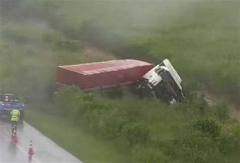 Carreta tomba e motorista fica ferido em Parapuã KakoNews