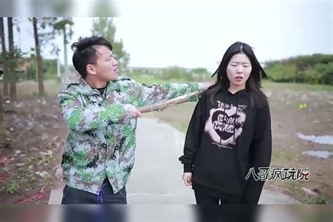 小伙打劫遇上个暴脾气姑娘，两人一个比一个厉害，结局太逗了