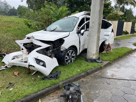 Fotos Carro Colide Contra Poste Na Av De Janeiro Em Pomerode