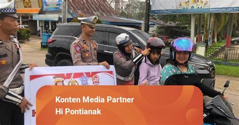 Peduli Keselamatan Anak Satlantas Polres Sekadau Bagikan Helm Gratis