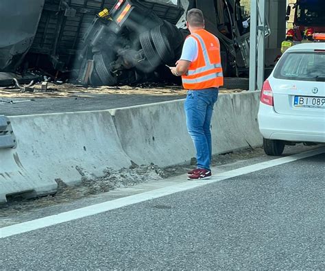 Zambrów Groźny wypadek na S8 w kierunku Białegostoku Tir przewrócił