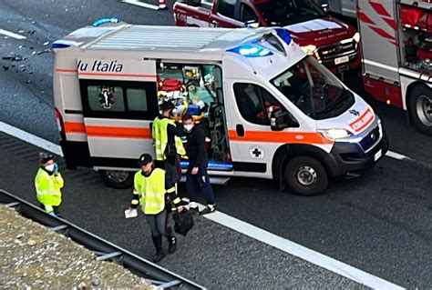 Autostrada Torino Milano Incidente A Rondissone Un Morto Le Foto