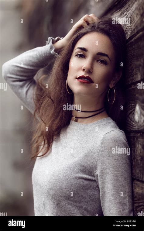 Captivating portrait young attractive brunette Fotos und Bildmaterial in hoher Auflösung Alamy