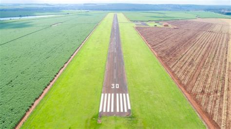 Vista A Rea Da Pista Pavimentada Do Avi O No Brasil Pista De Pouso