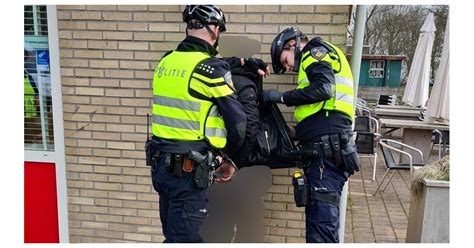 Agressieve Man Laat Auto Achter En Ontvlucht De Politie Door In Sloot