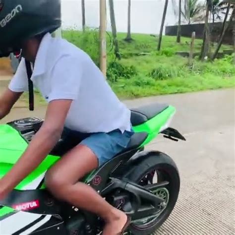 එ කොල්ලාට මොනවා හිතේන්න ඇද්ද 🥲 Bikemanialk Bikemanialk Bikemanialk Kawasaki Zx10r Ninjah2r