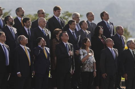 Bolsonaro E Ministros Participam De Hasteamento Da Bandeira Do Brasil