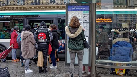 Paris une centaine de chauffeurs de bus ont manifesté devant le