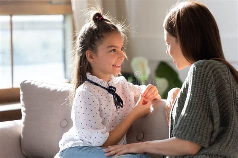 Älskling Ung Mamma Och Liten Dotter Delar Ett ömtåligt ögonblick