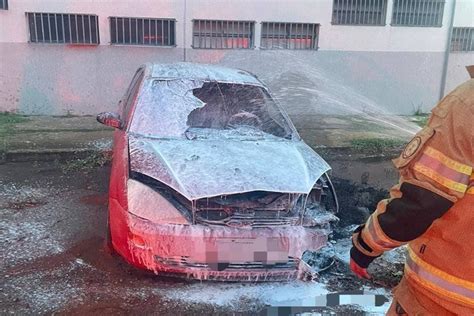 V Deo Carro Pega Fogo Em Estacionamento De Pr Dio Na Sul Metr Poles