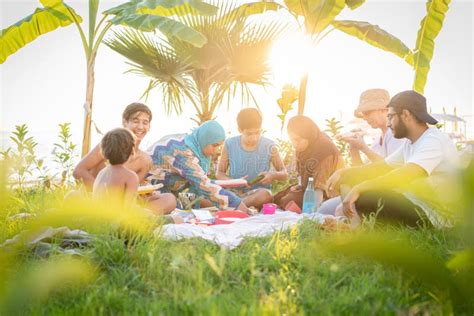 Feliz Familia Disfrutando De Un Picnic En La Playa Imagen De Archivo