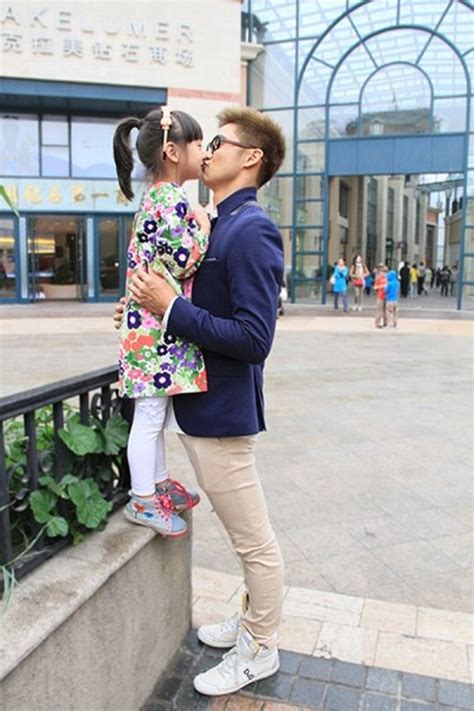 Cựu hot boy thể thao Trung Quốc ôm hôn con gái cực tình cảm trên phố