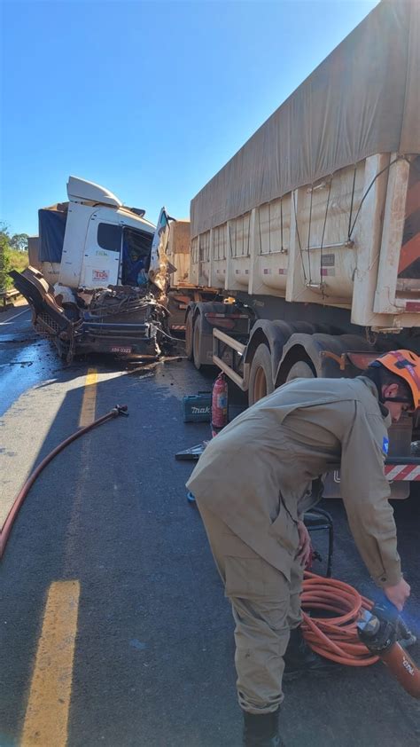 Sinop Acidente Entre Tr S Carretas Deixa Um Morto E Outro Ferido