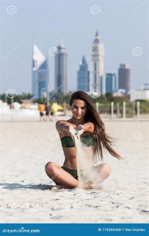 Mujer Sexy En Bikini Sentada En La Playa Con Arena Corriendo Por Los