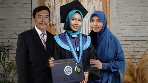 Foto Viral Foto Editan Wisuda Anak Yatim Bersama Orang Tua