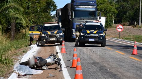 Motociclista tem corpo dilacerado e morte instantânea após se envolver