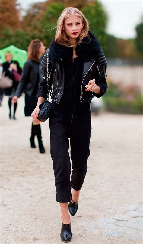 Street style look all black jaqueta couro calça e mule Anna