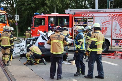 Notarzteinsatzfahrzeug Verunfallt Auf Alarmfahrt Mit PKW Vier Personen