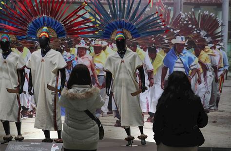 Las vestimentas de indígenas de Bolivia muestran su colorido y