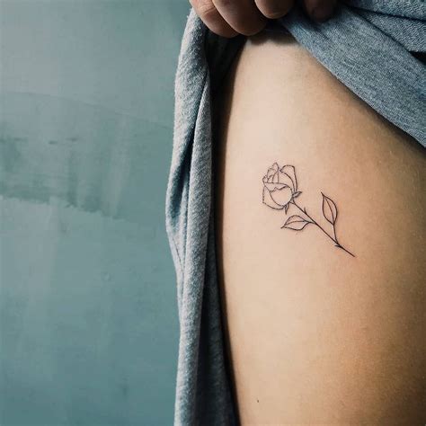 Simple Rose Tattoo On The Thigh By Artist Cholo Pink Rose Tattoos Rose