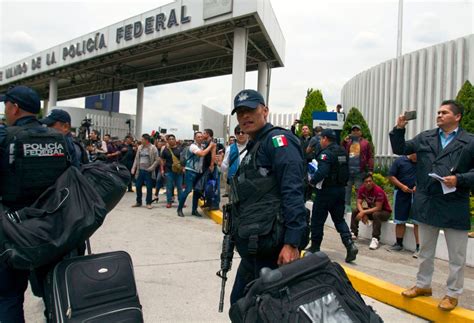 Policías Mexicanos Protestan Por Las Pérdidas Que Les Causa Su Pase A