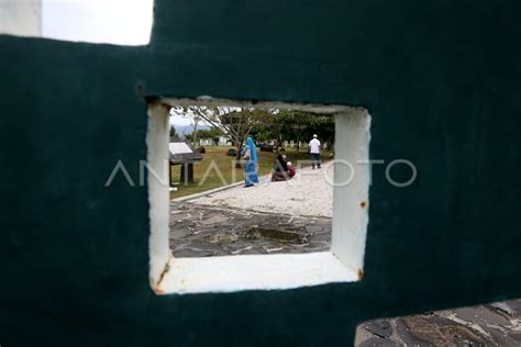 Ziarah Kuburan Massal Tsunami Antara Foto