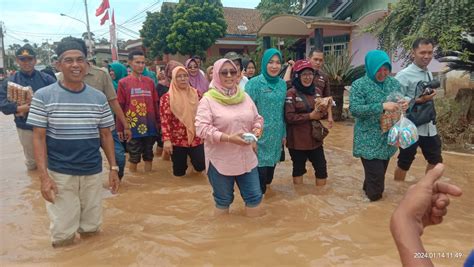 Turun Ke Lokasi Banjir Rita Suryani Berikan Bantuan Untuk Korban