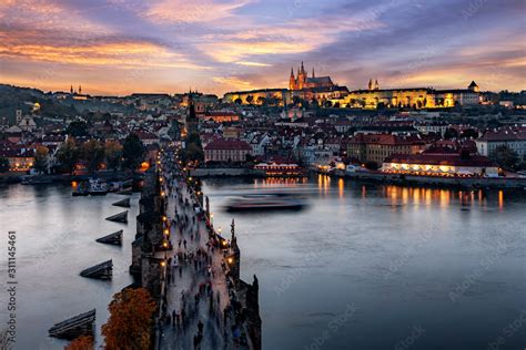 Panoramablick auf Altstadt von Prag mit Karlsbrücke Moldau und dem