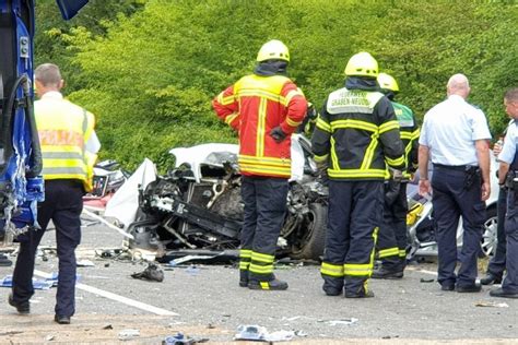 T Dlicher Unfall Bei Graben Neudorf Auto Ger T Auf Gegenfahrbahn Und