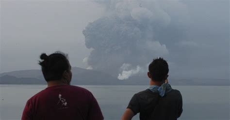 Philippine’s Taal Volcano Spews Lava Ash For Third Consecutive Day Over 30 000 Evacuated From