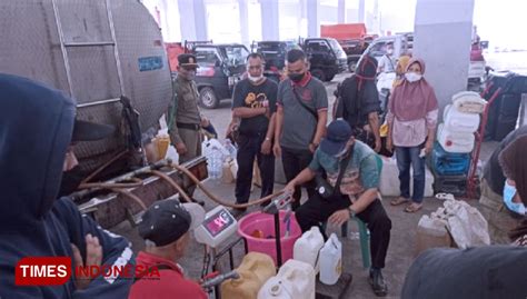 Pedagang Pasar Legi Ponorogo Disuplai Minyak Goreng Curah Times Indonesia