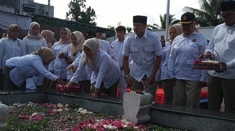 Kader Gerindra Di Kota Malang Kenang Jasa Pahlawan Dengan Tabur Bunga