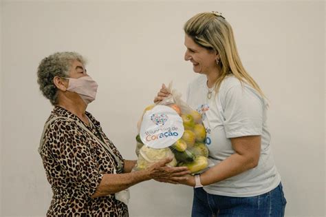 Programa Voluntários De Coração Entrega Cestas Com Frutas Verduras E