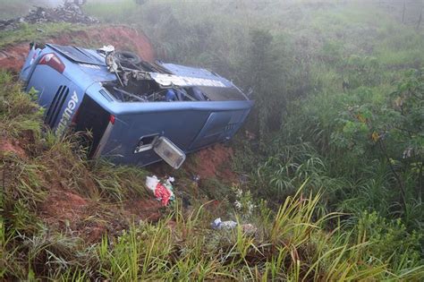 Nibus Da Guia Branca Colide Carreta E Deixa Feridos Na Br Em