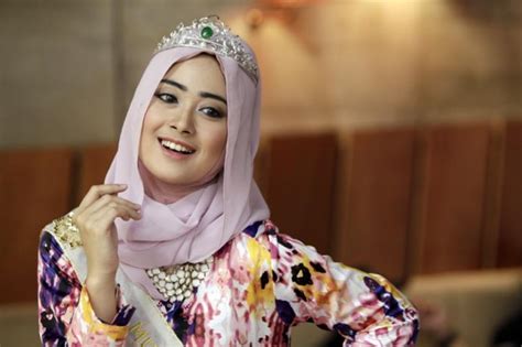 Hot Sexy Nina Septiani Bikini Pics