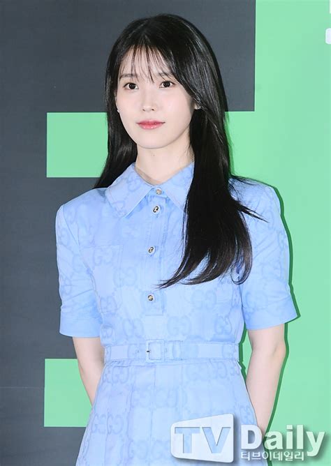 아이유 3억 기부로 데뷔 15주년 셀프 기념