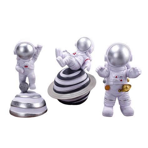 3 statua astronauty figurka kosmonauty na szafkę (suntekstore-53074099 ...
