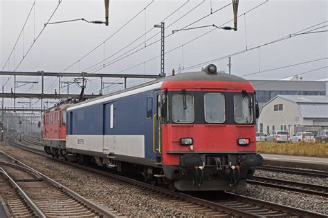 Gefängniszug mit der Re 4 4 II 11200 und dem St 50 85 89 33 900 3