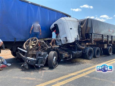 Carreta Bate Na Traseira De Outra Na Br E Cabine Fica Destru Da