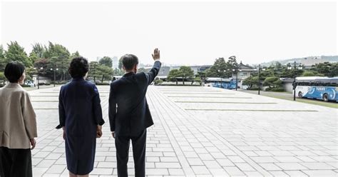 국가유공자와 보훈가족 배웅하는 문 대통령 내외