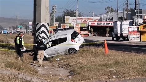 Muere hombre al estrellar su automóvil contra puente vehicular