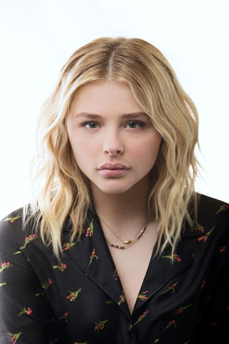 Chloë Grace Moretz blonde blond hair celebrity looking at viewer