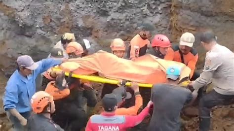 Satu Penambang Pasir Korban Tanah Longsor Di Lumajang Berhasil