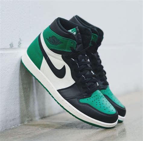 Air Jordan 1 Retro High OG "Pine Green" Releases This Month