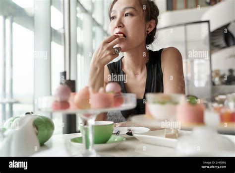 Peuple asiatique mature Banque de photographies et dimages à haute résolution Alamy