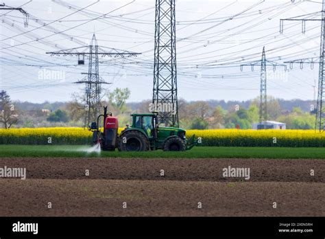 Pestizide Agrarchemikalien In Der Landwirtschaft Ein Traktor