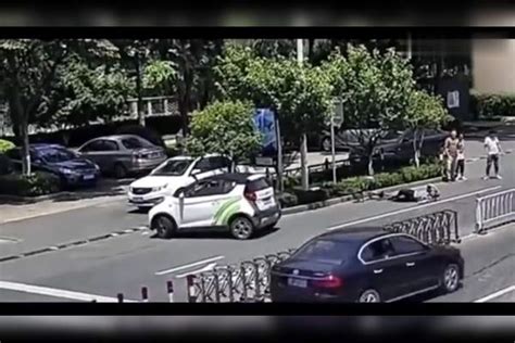 女司机穿高跟鞋开车，撞翻自行车，鞋跟卡住油门又撞两车！